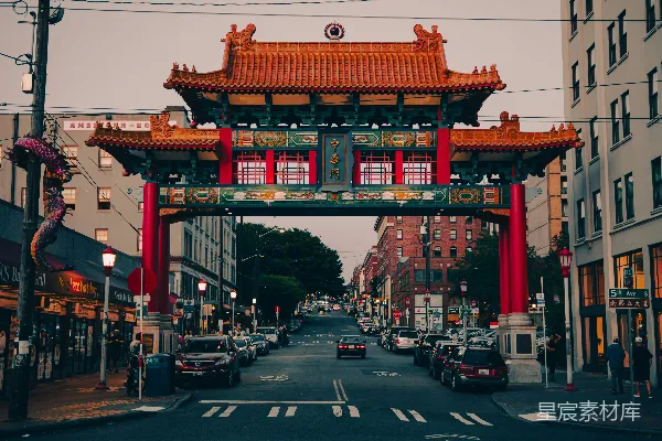 高清摄影 一条街道上有一扇红色的门和几辆汽车。