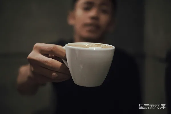 手中握着一杯咖啡的男人