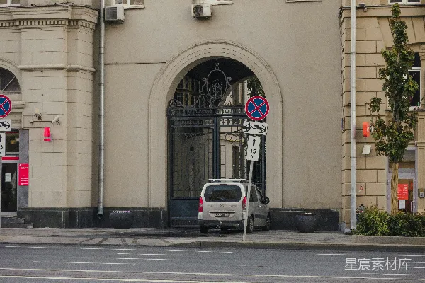 高清摄影 一辆车停在建筑物前。