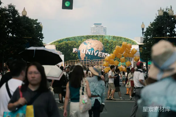 高清摄影 一群人横穿街道。