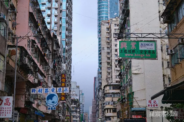高清摄影 一条城市街道，背景中有高大的建筑物。