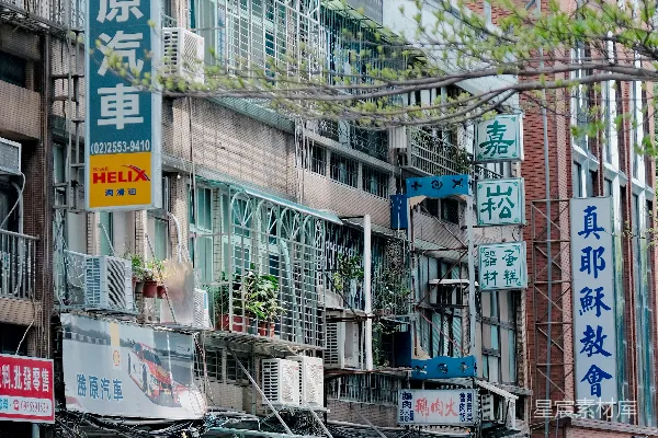 高清摄影 一条充满高楼大厦的城市街道
