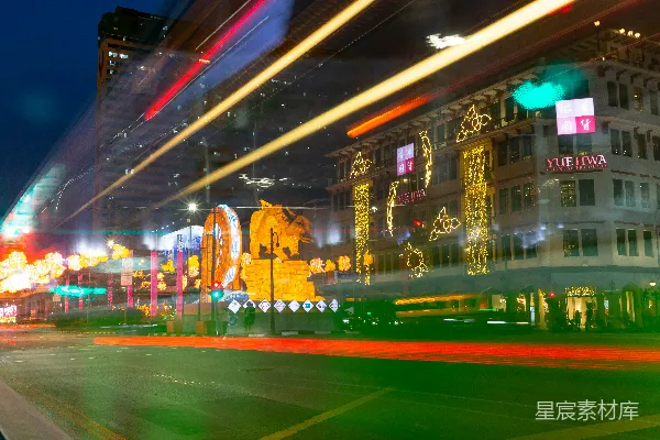 夜晚城市街道的一张模糊照片