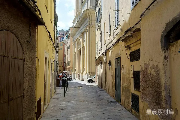 高清摄影 灰色混凝土路在建筑物之间