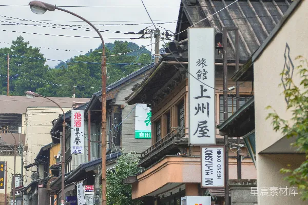 高清摄影 一群人正走在高楼大厦旁边的一条街上。