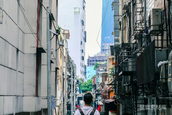 高清摄影 一个男人走在路上。