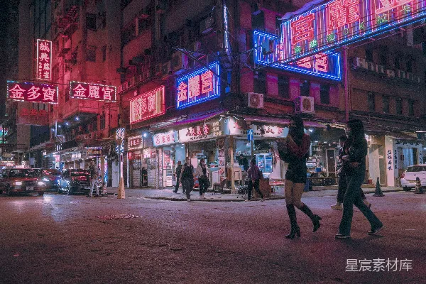 高清摄影 一群人在夜晚过马路。