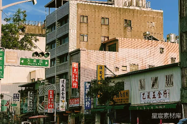 高清摄影 一条街道，两旁有许多高楼大厦。