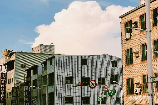 高清摄影 一条两旁都是高楼大厦的城市街道。