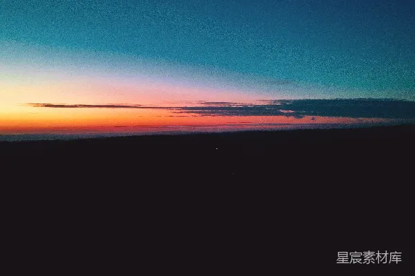 一幅绚丽的夕阳映衬在黑暗背景中的画面。