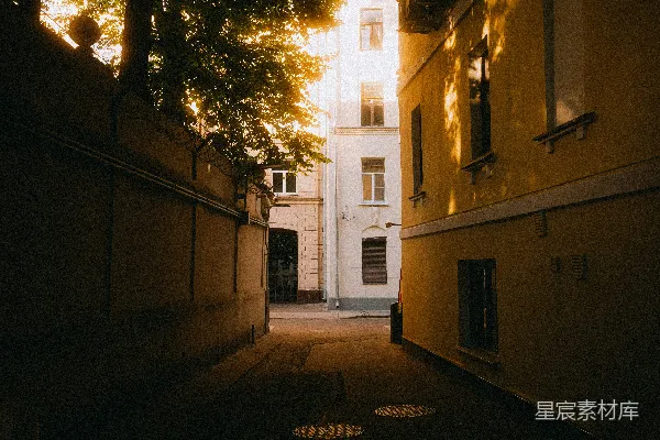 高清摄影 阳光照耀在两栋建筑之间的一条狭窄小巷上。