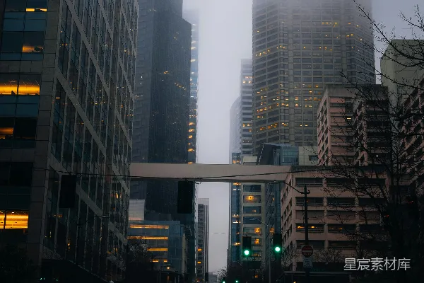 高清摄影 雾蒙蒙的城市街道，高楼林立