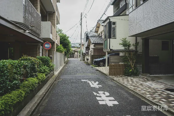 两边都是建筑物的街道