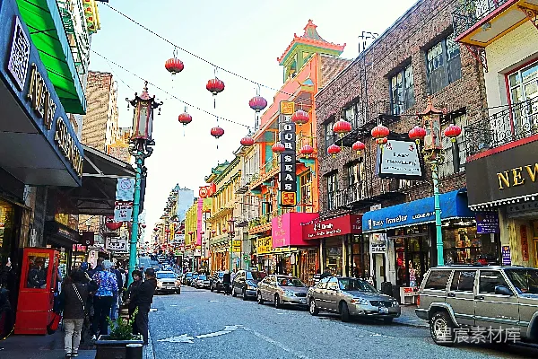高清摄影 一条街道上挤满了许多高楼建筑。