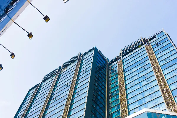 一座有很多窗户的高大建筑