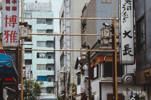 高清摄影 人们在白天走在街上。