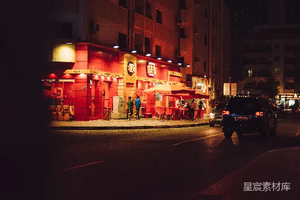 高清摄影 夜晚街道上的一个场景，重点是一栋建筑物。