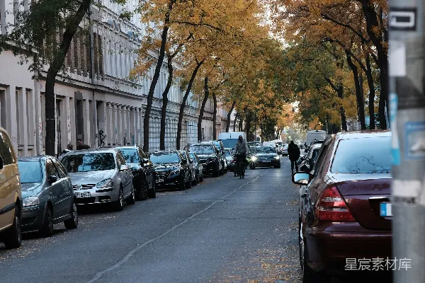 高清摄影 一条街道，两旁停满了汽车。