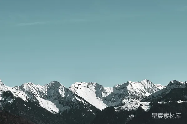 白天雪覆盖的山在蓝天之下