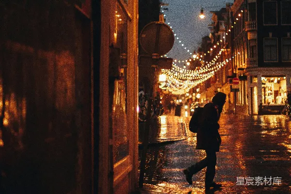 高清摄影 一个人在夜晚的街道上行走。