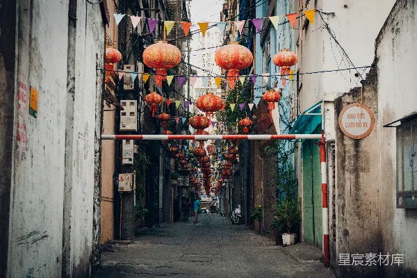 高清摄影 穿着蓝色夹克的女人站在人行道上，白天。