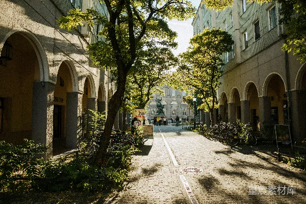 高清摄影 两座建筑之间的一条小路，背景中有一座钟楼。