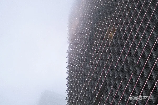 一座有着许多窗户的高大建筑物