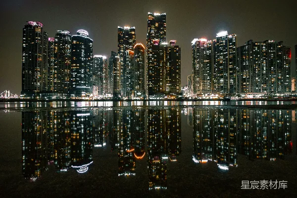 夜晚的城市倒映在水面中