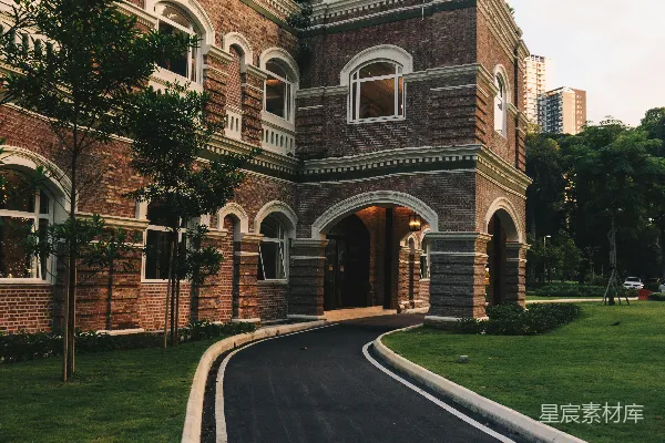高清摄影 一条箭形标记画在建筑前的道路上。