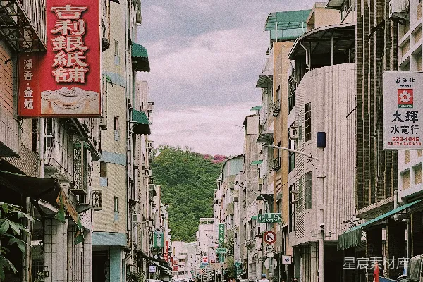 高清摄影 一条街道上布满了高大的建筑。