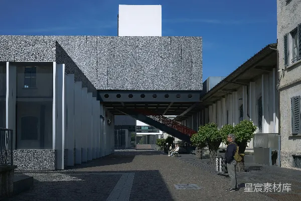 现代混凝土建筑外面站着一个人。