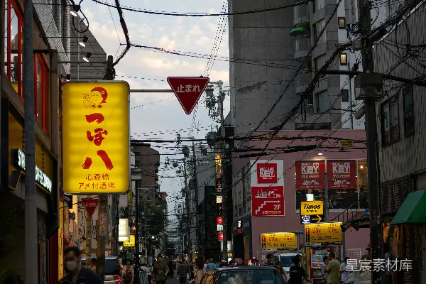 高清摄影 繁忙的城市街道，车辆和行人穿梭其间。