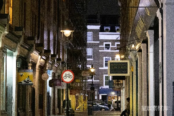 高清摄影 一条夜晚的狭窄街道，两旁是建筑物。