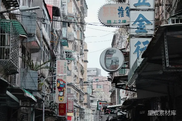 高清摄影 一个男人正走在高楼旁边的一条街上。