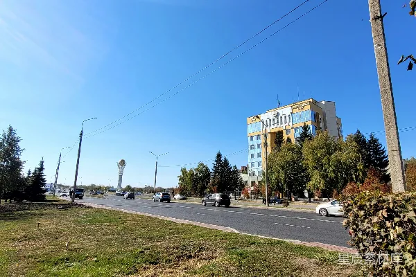 高清摄影 一条城市街道，背景中有一座高楼。