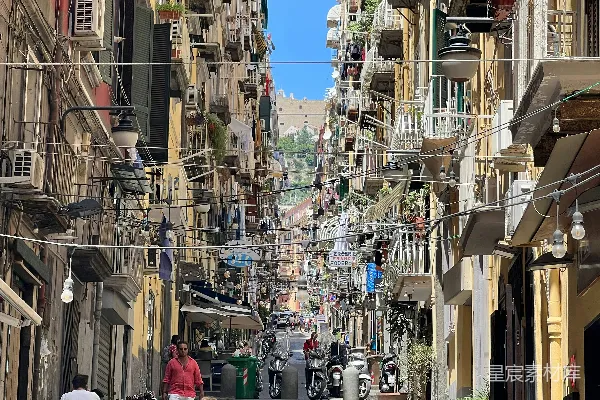 高清摄影 一群人沿着街道行走，街道两旁是高楼大厦。