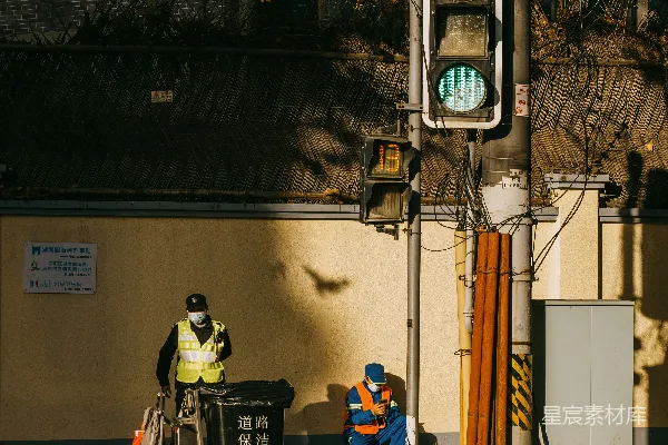 高清摄影 一个交通灯坐在道路的一侧