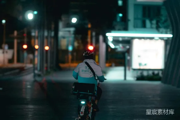 高清摄影 穿着黑色夹克的男人在夜间骑自行车