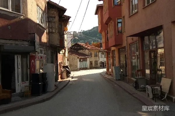 高清摄影 白天路边的一座棕色混凝土建筑