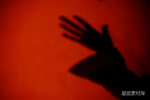 红底上的手影