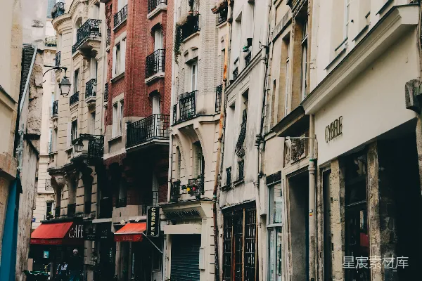 一条夹道都是高建筑物的城市街道