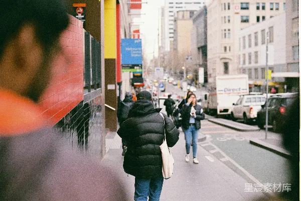 高清摄影 白天路上行走的人们