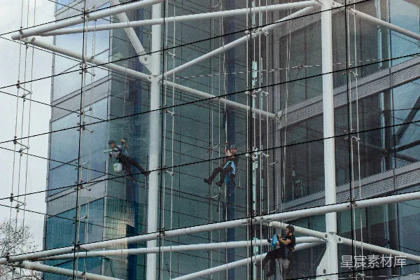 架子工在建筑物上工作的人