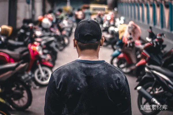 高清摄影 男人站在停放的摩托车前