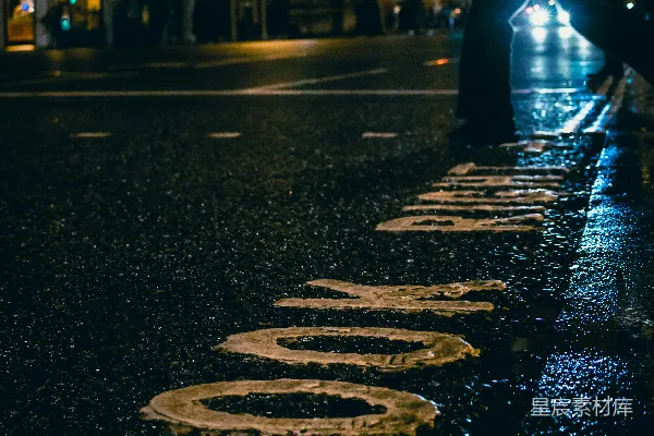 高清摄影 一个人在夜晚走在街道上