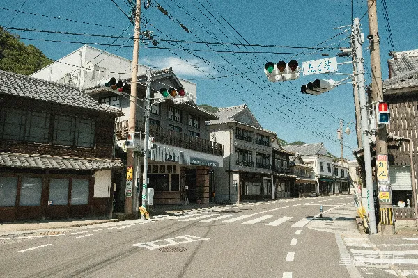 高清摄影 一条城市街道，有红绿灯和建筑物