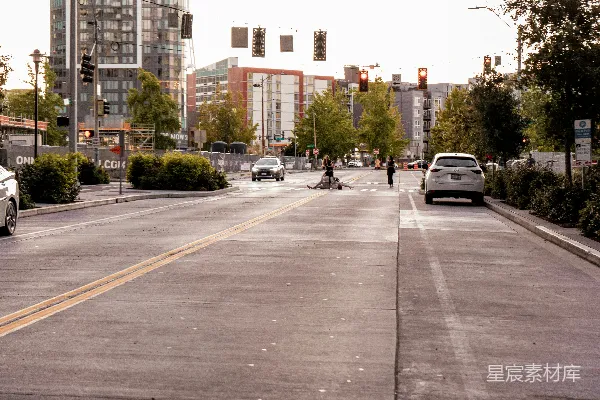 高清摄影 一条城市街道，路边停着车