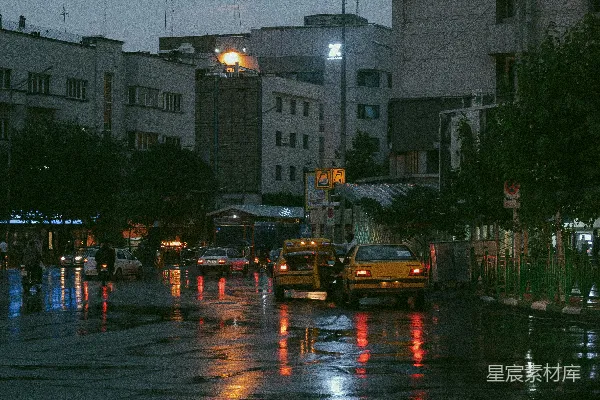 高清摄影 夜晚的街道上车辆川流不息。
