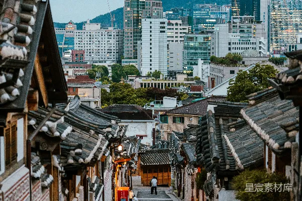 高清摄影 一条狭窄的小巷，背景中可以看到建筑物。