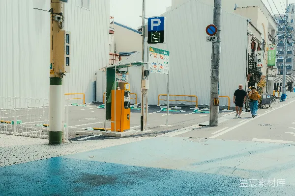 高清摄影 两个人沿着街边的建筑行走。